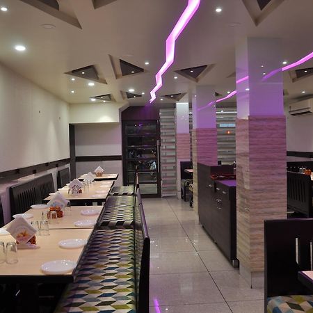 Ashish Restaurant And Guesthouse Сурат Екстериор снимка