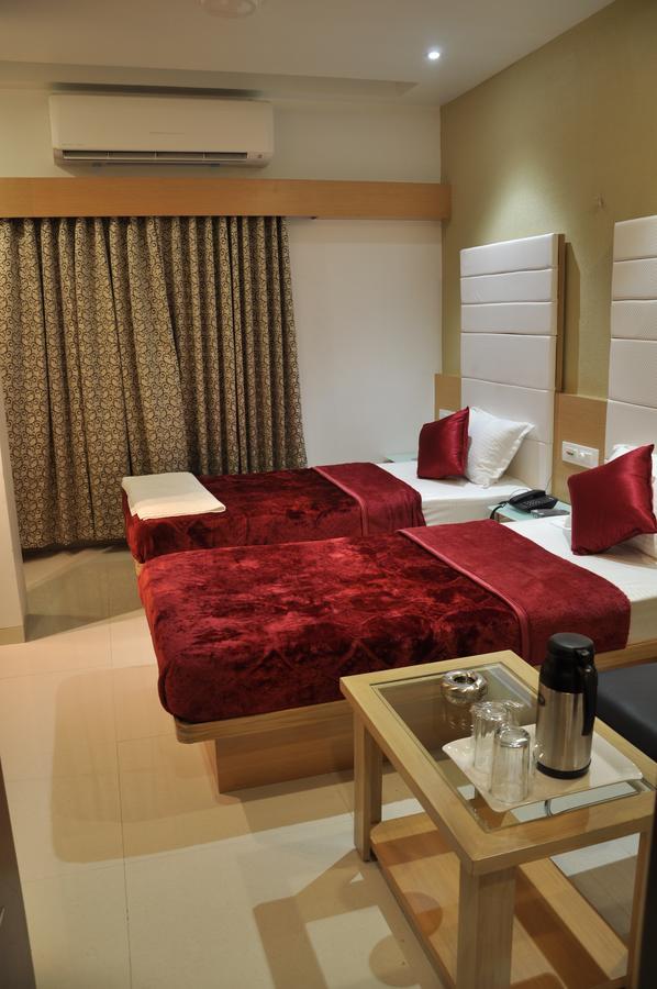 Ashish Restaurant And Guesthouse Сурат Екстериор снимка