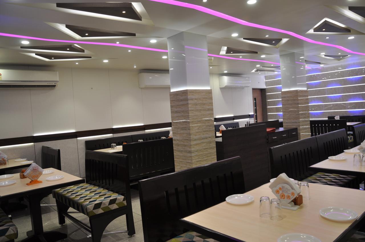 Ashish Restaurant And Guesthouse Сурат Екстериор снимка